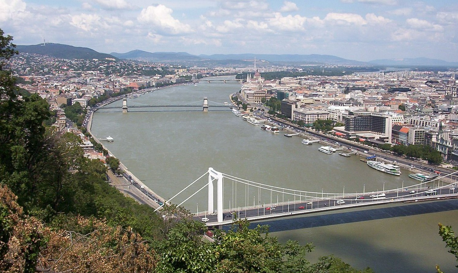 Река Дунай вышла из берегов, вызвав затопление в Будапеште