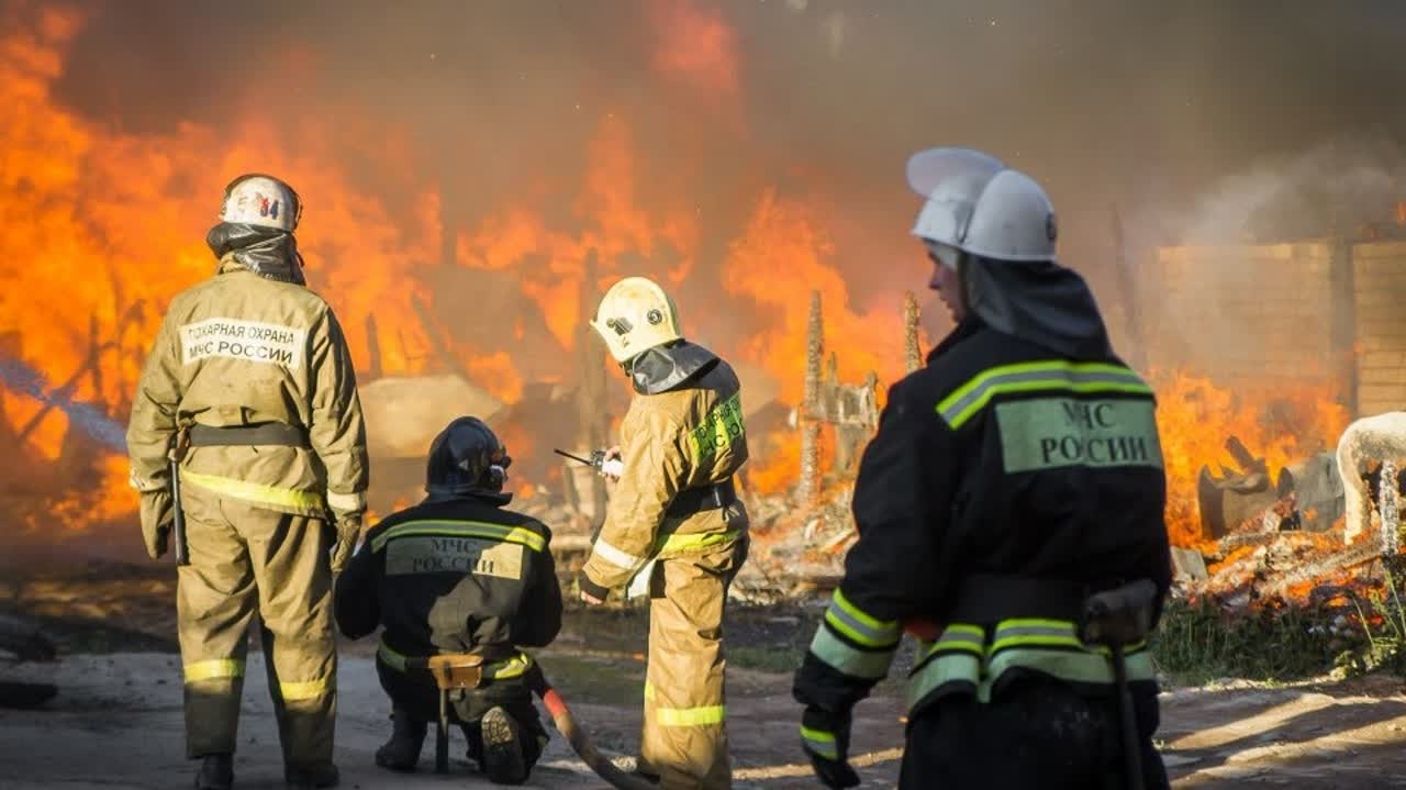 Крупный пожар на складе в Ростове-на-Дону