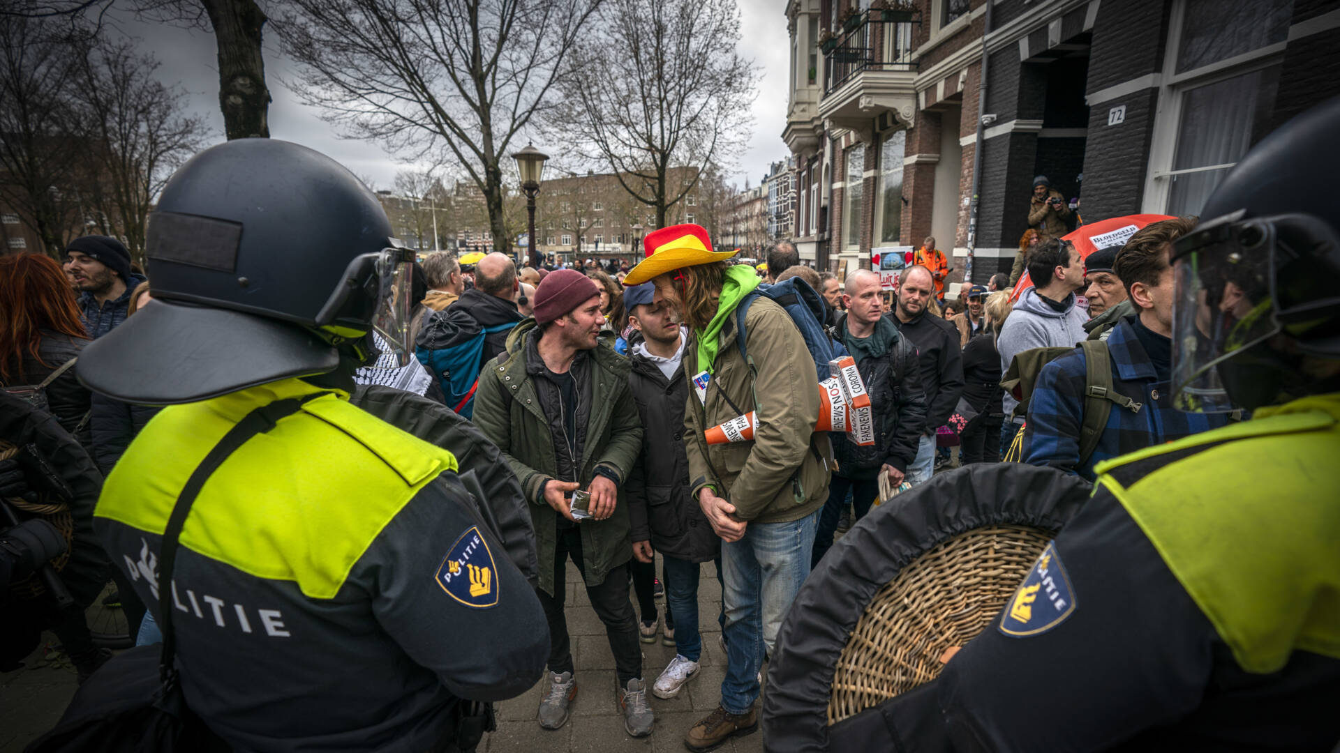 Более 1 тыс. человек провели антивоенную акцию в Амстердаме