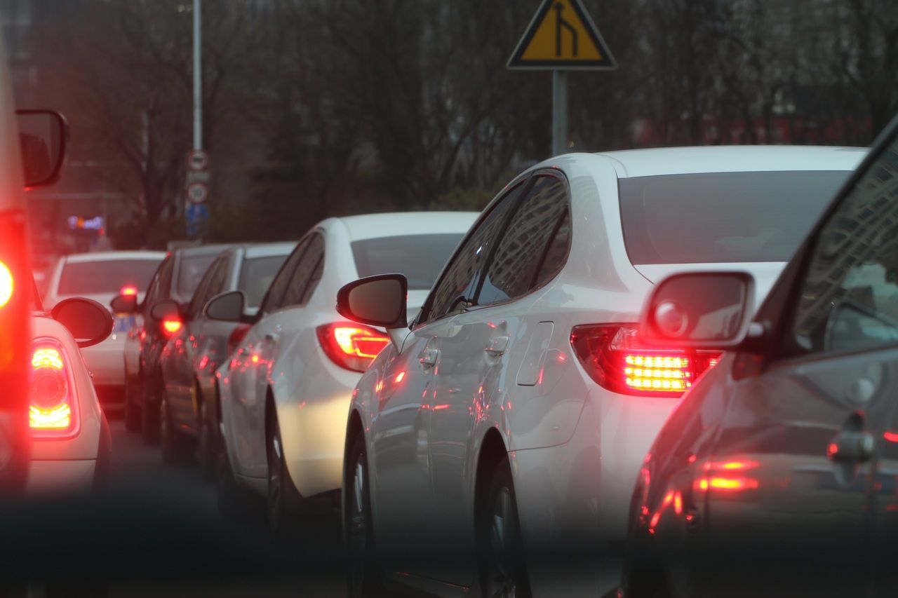 Первые заморозки парализовали движение в Петербурге утром во вторник