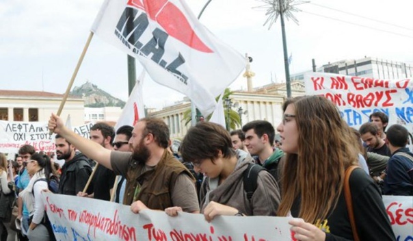 В Афинах 8 тысяч студентов вышли на демонстрацию к греческому парламенту