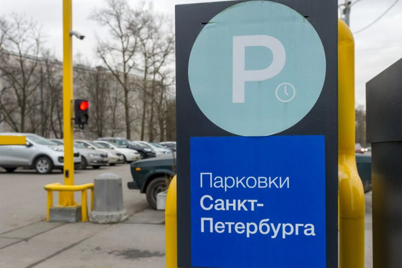 Проблемы с разрешением и сокращение числа мест – мундеп рассказал о минусах платной парковки в Петербурге