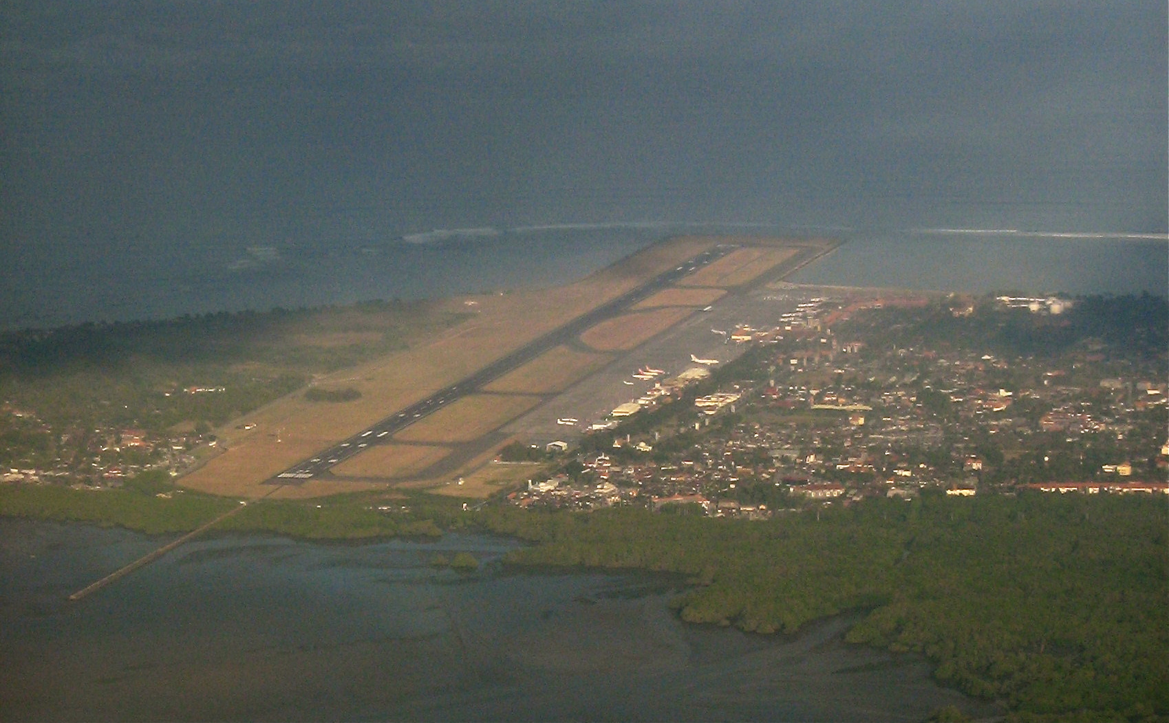 Международный аэропорт Нгурах Рай на острове Бали вошел в список десяти худших аэропортов в мире
