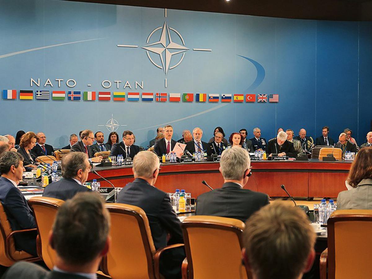 Столтенберг предложил странам НАТО вложить деньги в помощь Украине