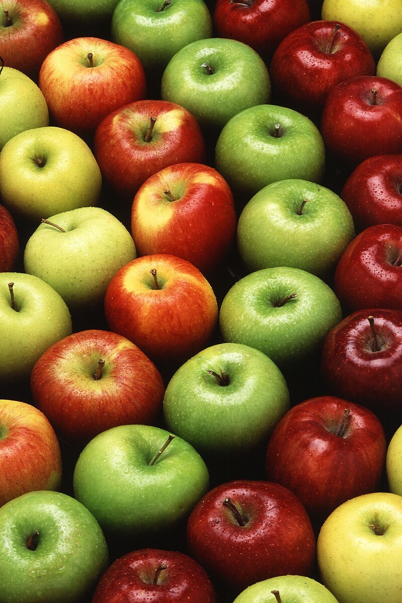 Нутрициолог Ибрагимов объяснил, что определенным людям не следует употреблять яблоки