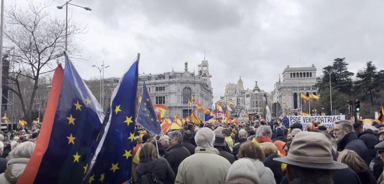 На митинге в Мадриде тысячи людей требуют отставки председателя правительства