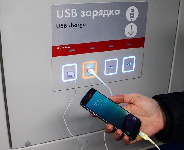 Петербуржцы просят Беглова оснастить новые вагоны метро не только USB-портами