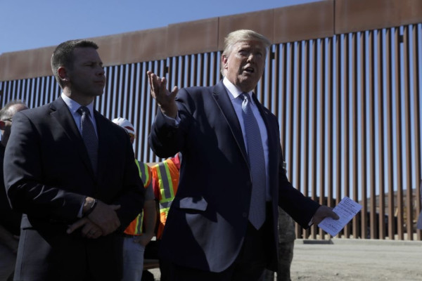 Скалолазы не смогли перебраться через стену на границе с Мексикой