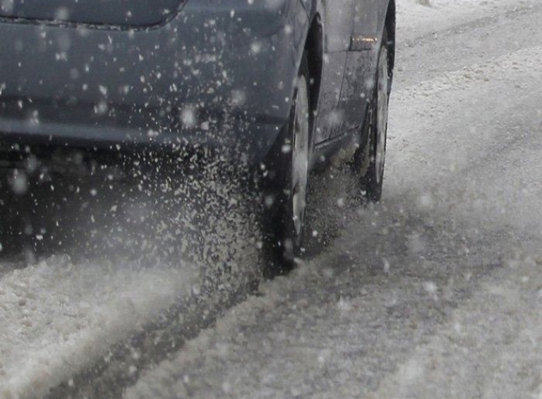 Петербуржцы пожаловались на снегопад и наледи на дорогах