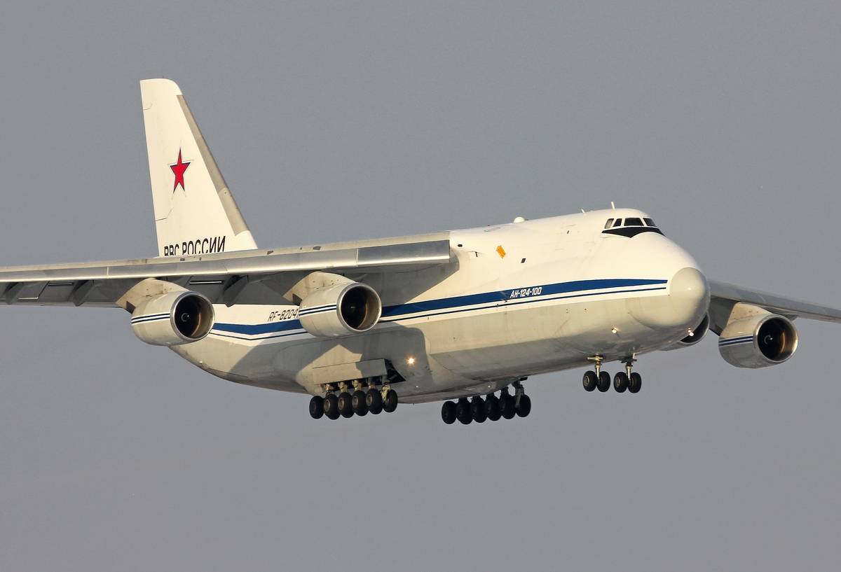 Самолет Ан-12 с поломанным шасси благополучно приземлился на Дальнем Востоке