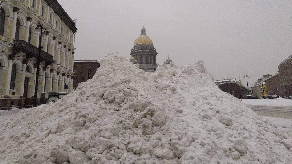 Петербург продолжает тонуть в снегу из-за плохой работы коммунальщиков и Смольного
