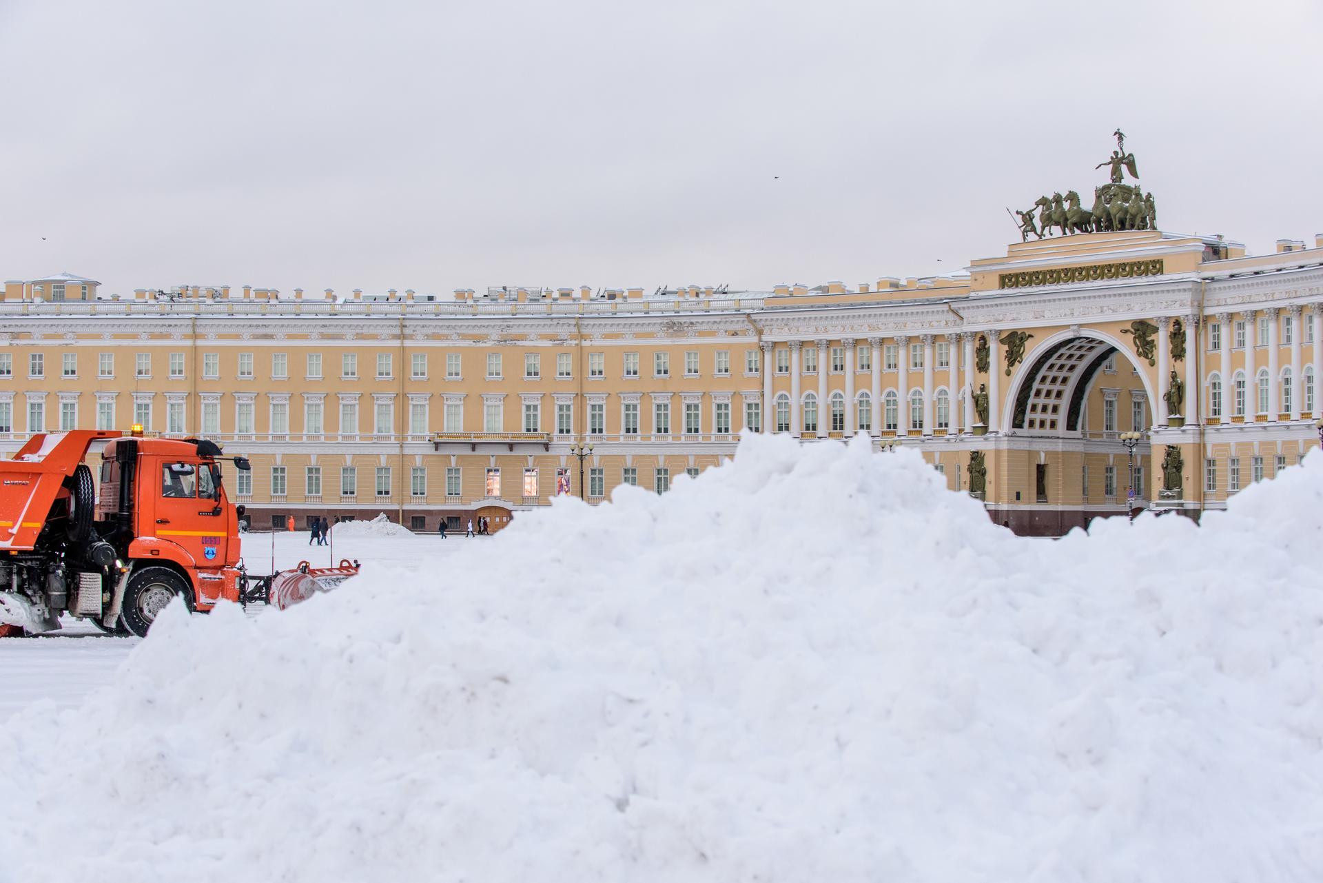Коммунальные службы Петербурга так и не расчистили город после продолжительных снегопадов