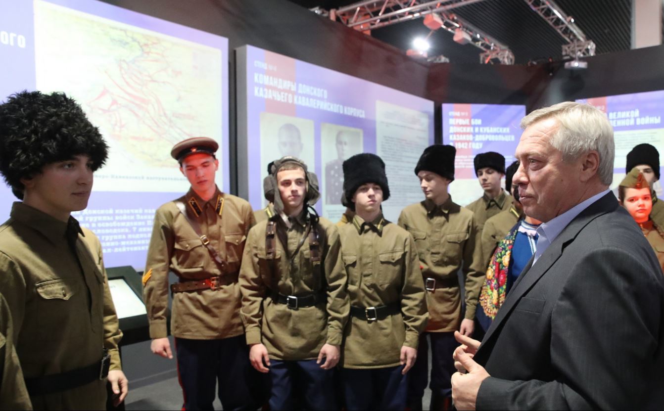 Губернатор Ростовской области пообщался с юными казаками на уроке мужества