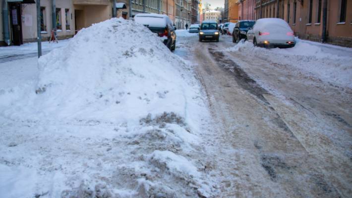 Комблаг Петербурга превратил дороги в ледяную полосу препятствий