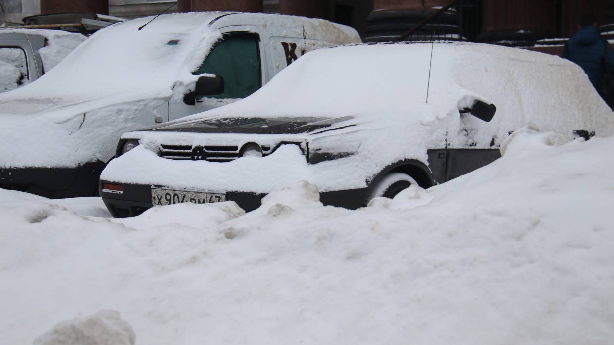 Дворники сбрасывают снег прямо на машины петербуржцев