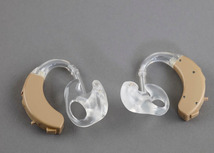 Ученые: регулярное использование слуховых аппаратов снижает риск преждевременной смерти у людей с потерей слуха