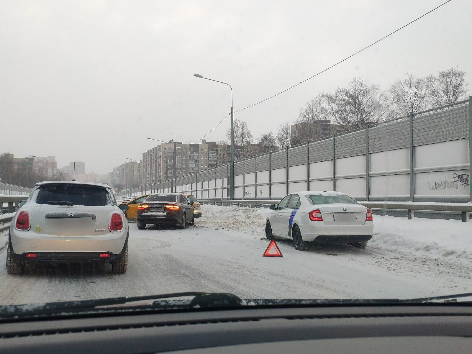 Некачественная уборка снега стала основной причиной большого количества ДТП в Петербурге