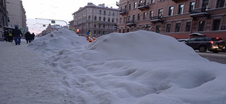 Власти Петербурга выделили 15 дней на уборку одного сугроба