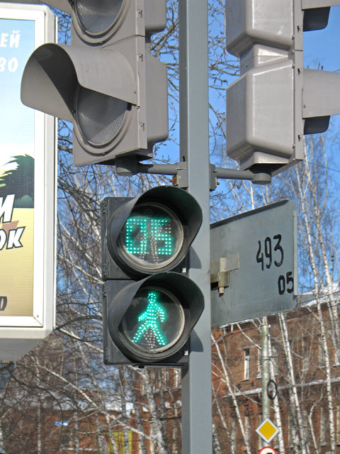 В Москве успешно протестировали инновационный светофор, оснащенный системой распознавания лиц пешеходов