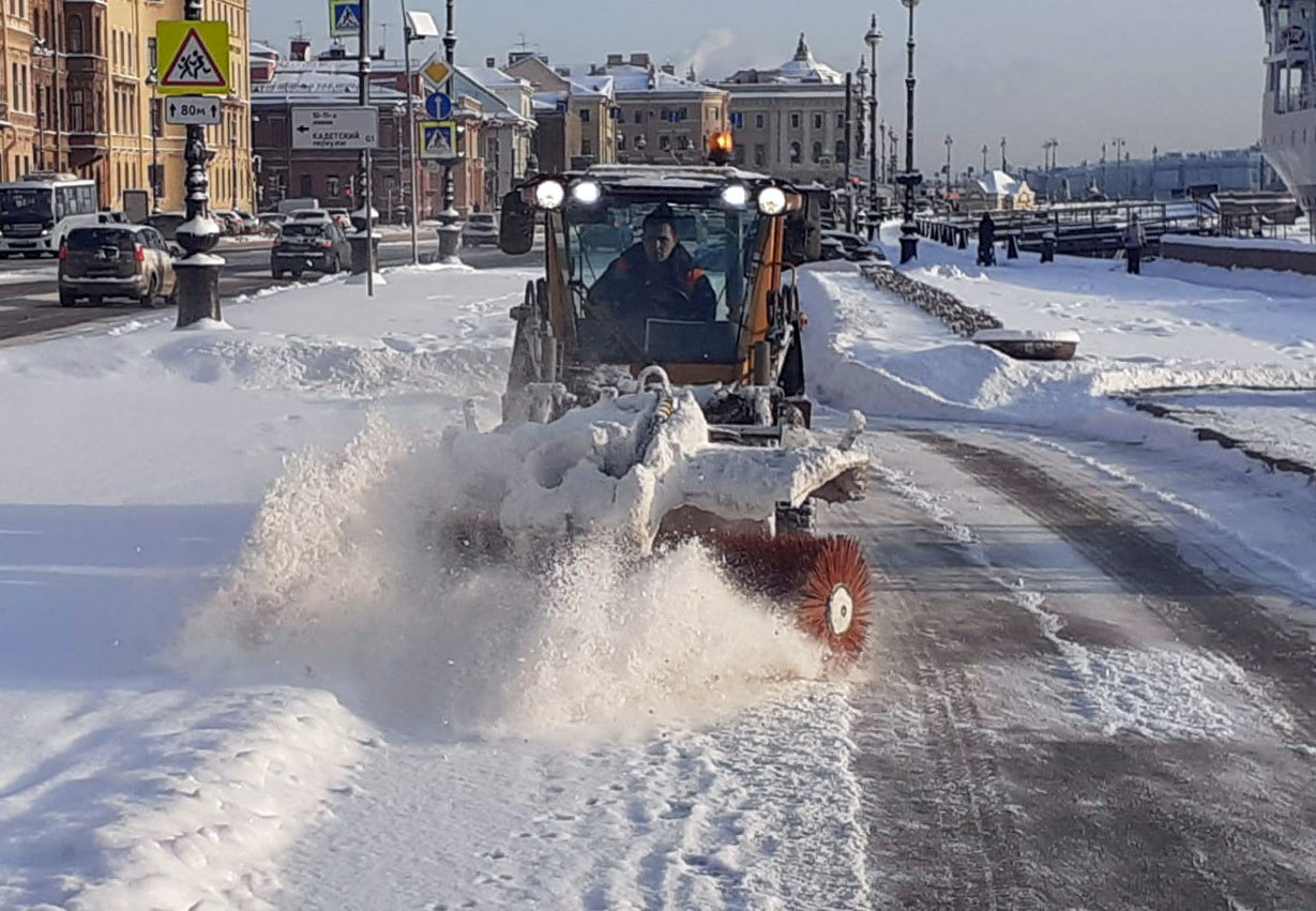 Петербургские власти занялись уборкой снега лишь после потепления