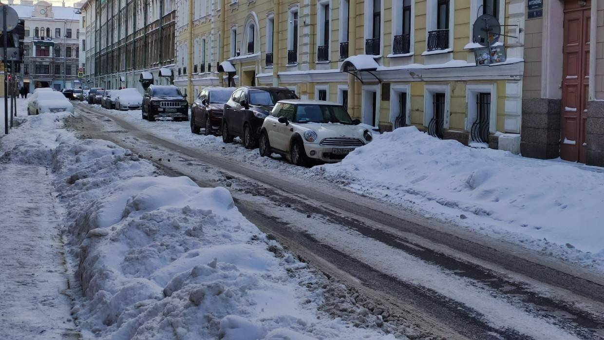 Техника Комблага не справилась с очисткой дорог Петербурга от снега