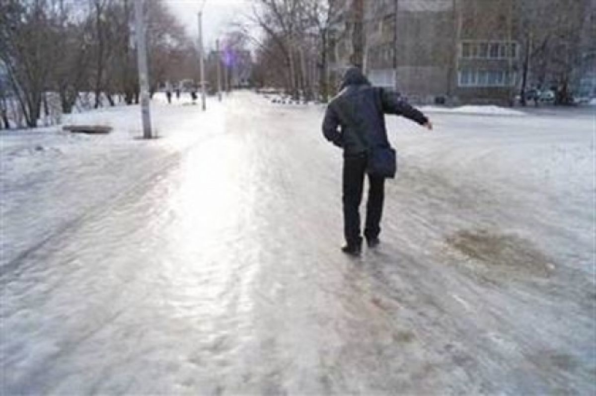 В центре Петербурга два человека получили серьезные травмы после падения на льду