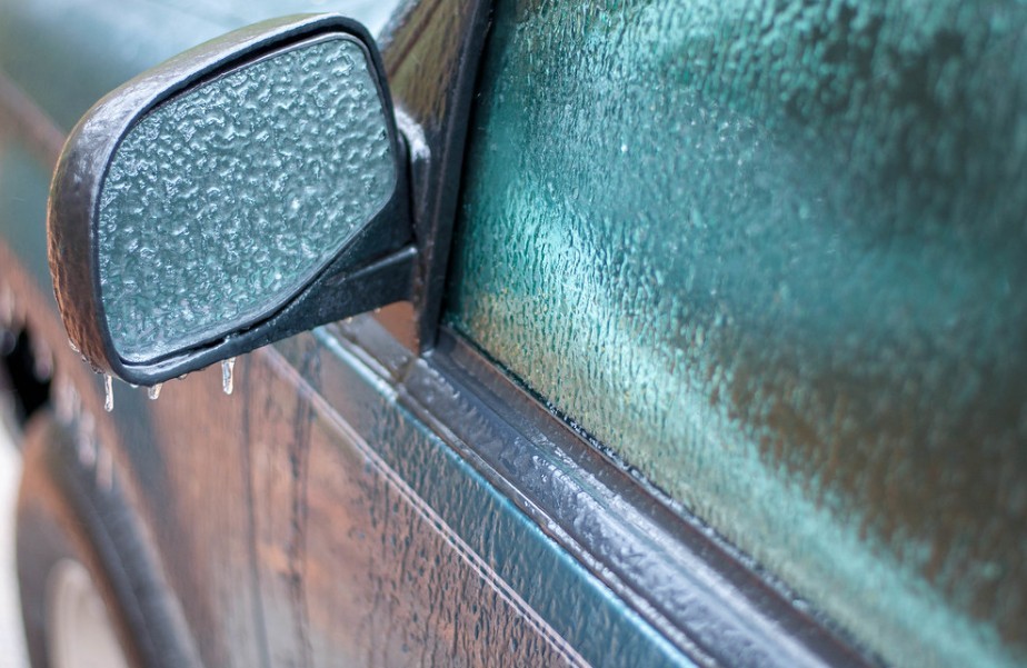 Эксперт Рузанов дал советы по открытию замерзшей двери автомобиля