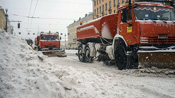 Неубранный снег внес коррективы в движение транспорта Петербурга
