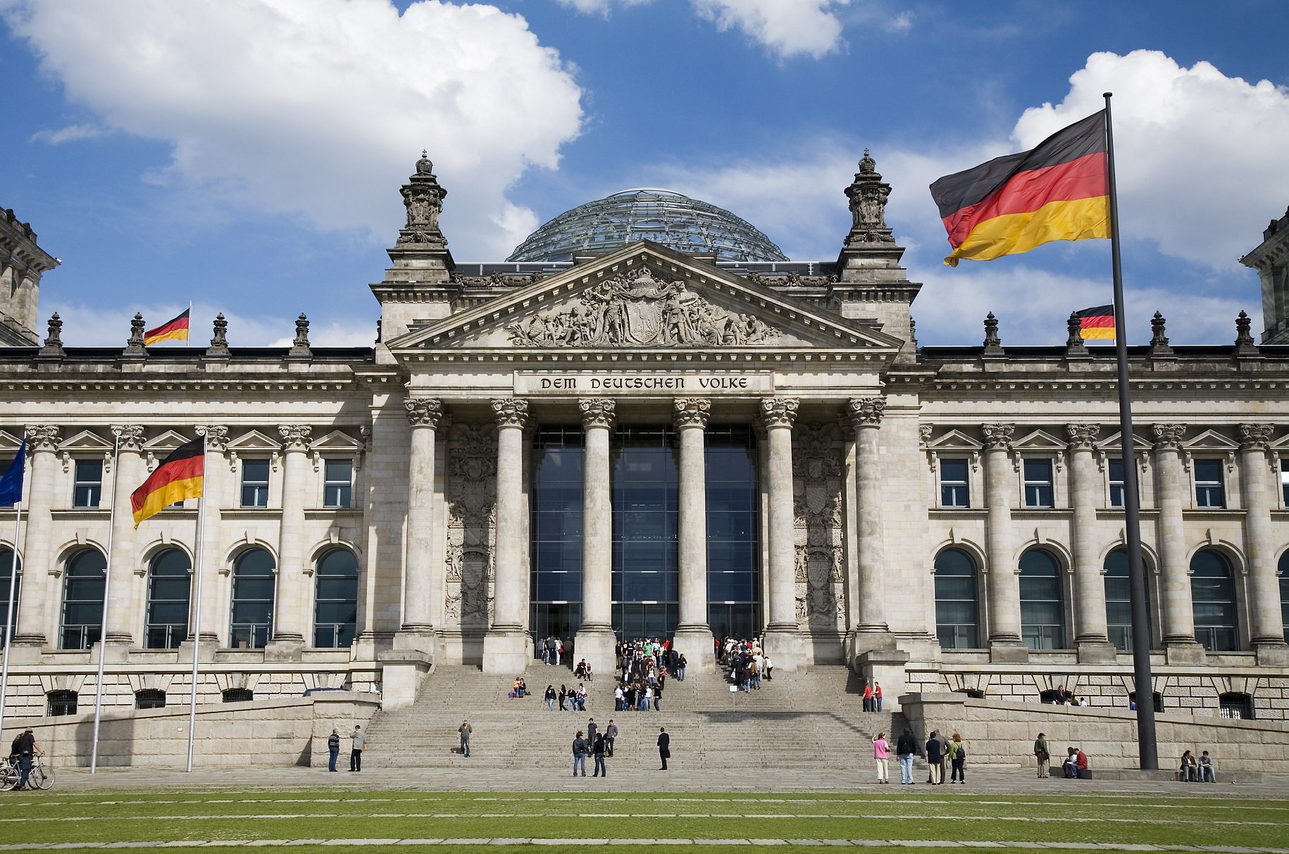 Около 80% опрошенных немцев недовольны политикой правящей в ФРГ коалиции