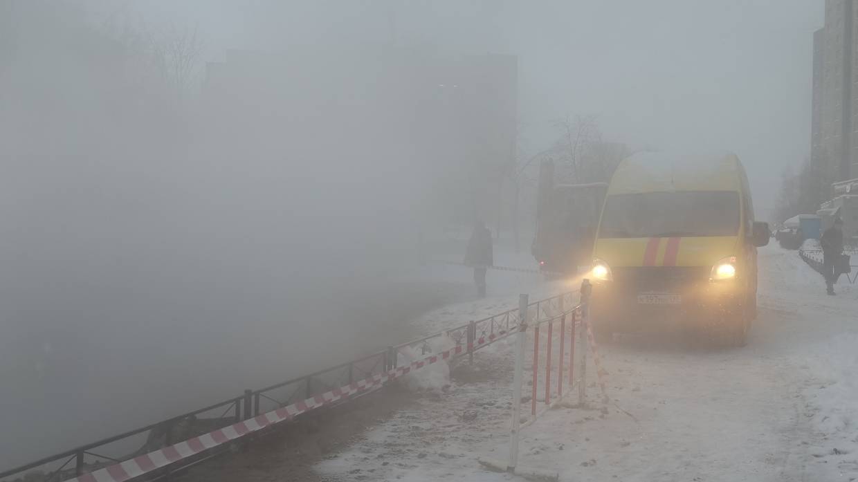 Прорыв трубы с холодной водой привел к затоплению Южного шоссе в Петербурге