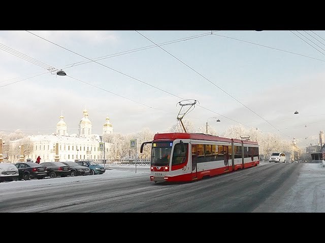 Неубранные от снега улицы Петербурга стали причиной схода трамвая с рельс