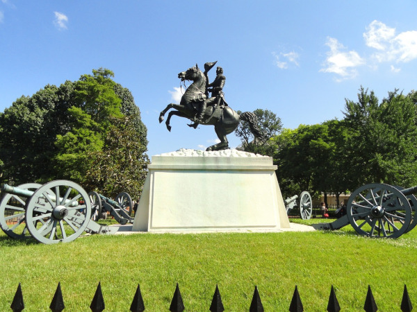 В США вандалы повредили статую президента Эндрю Джексона