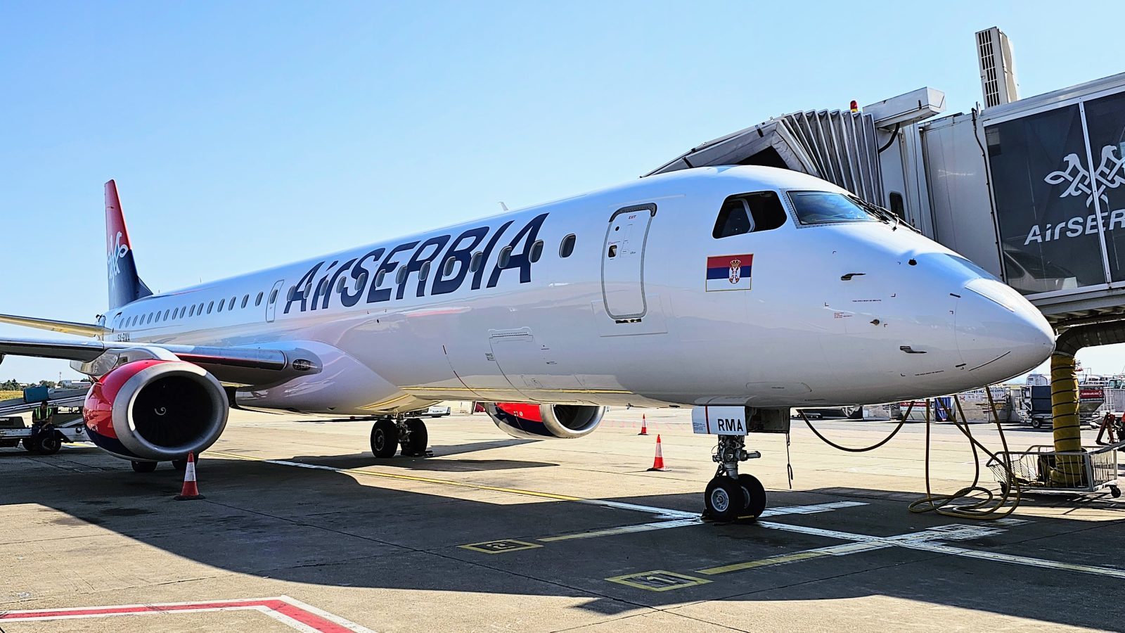 Самолет протаранил ограждения в аэропорту Белграда
