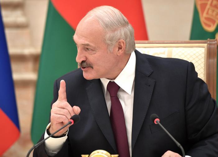 Лукашенко заявил, что коронавирус можно вылечить мёдом