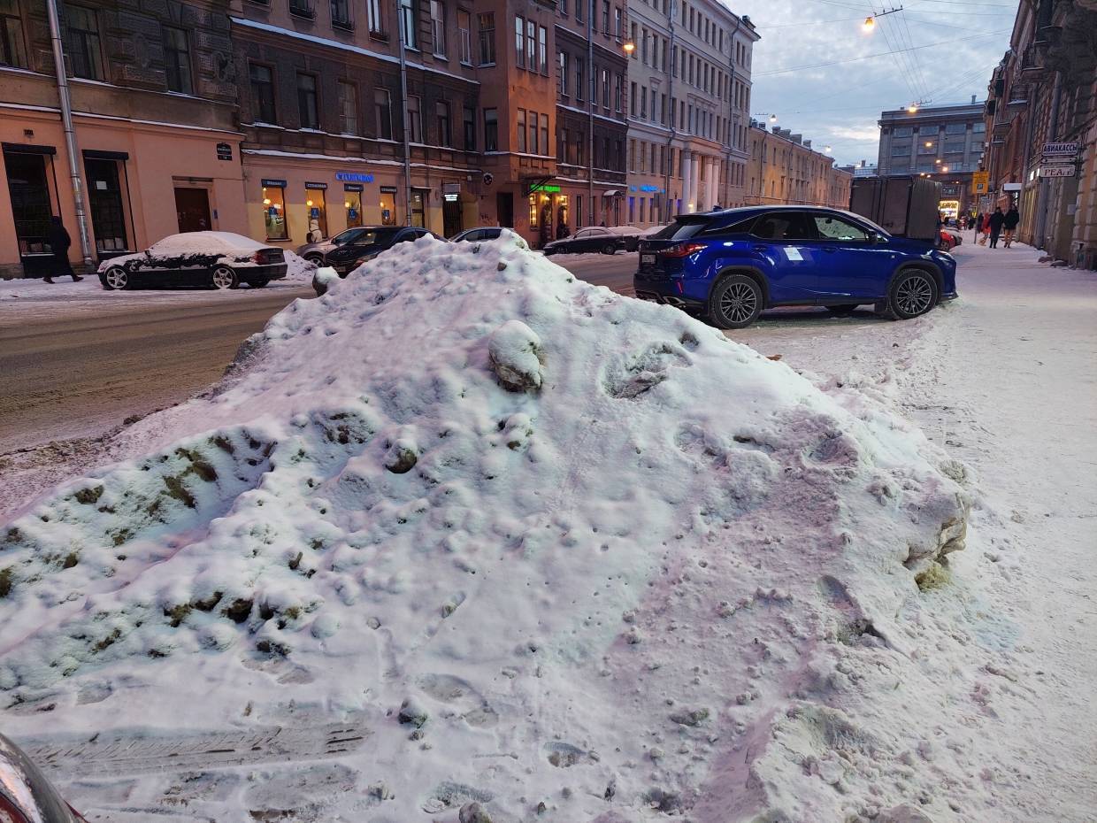 На дорогах Петербурга наблюдается нехватка снегоуборочной техники