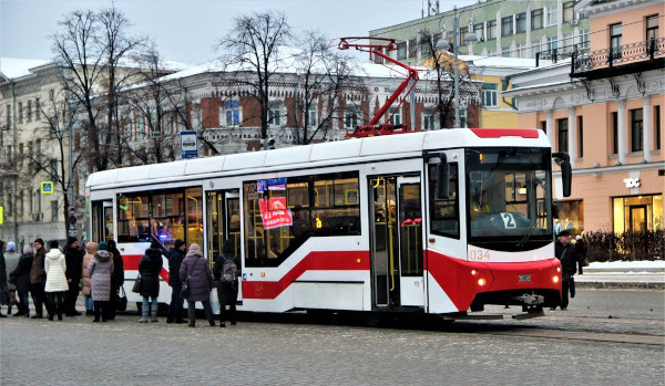 Житель Екатеринбурга выжил после того, как попал под колеса трамвая