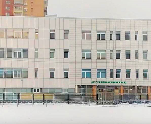 Жители Невского района жалуются на отсутствие дороги рядом с открытой Бегловым поликлиникой