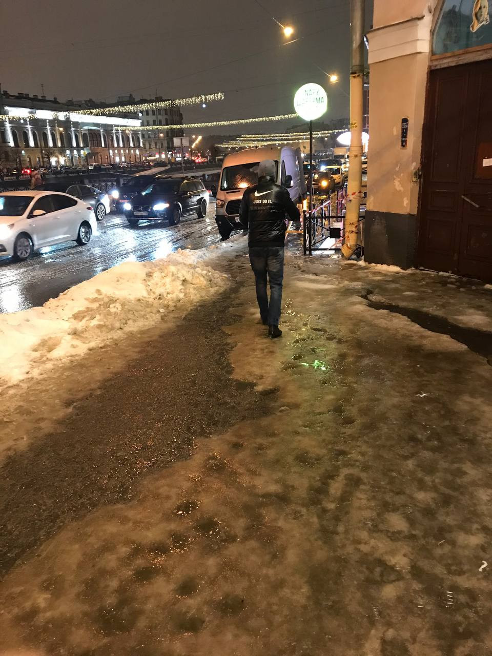 Улицы праздничного Петербурга превратились в жидкое месиво из снега и льда. 10277.jpeg
