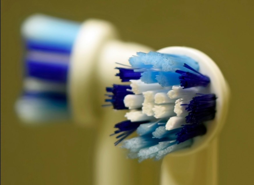 Стоматолог Хугаева выделила последствия неправильного использования электрической зубной щетки