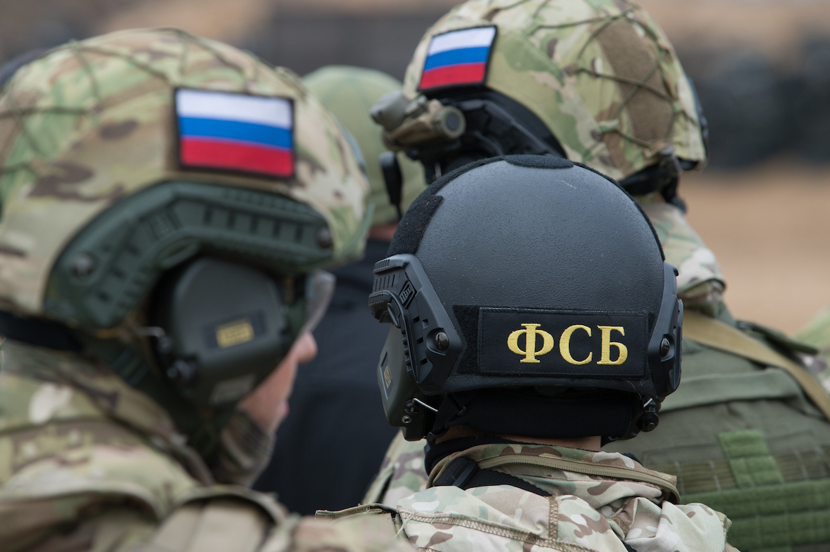 Сотрудники ФСБ задержали четырех членов команды диверсантов, которые намеревались отравить продукты питания для российских военнослужащих в зоне СВО