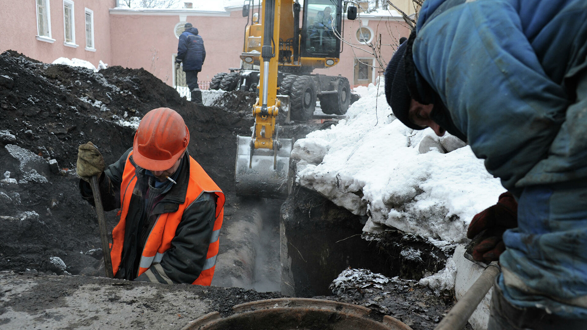 Движение транспорта в Петербурге осложнено из-за прорыва трубы