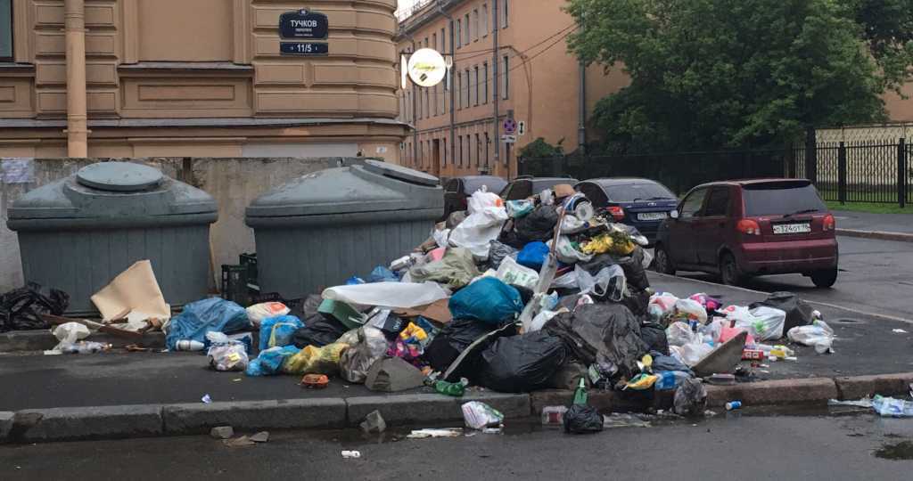 Горы мусора продолжают лежать: горожане жалуются на невывоз отходов