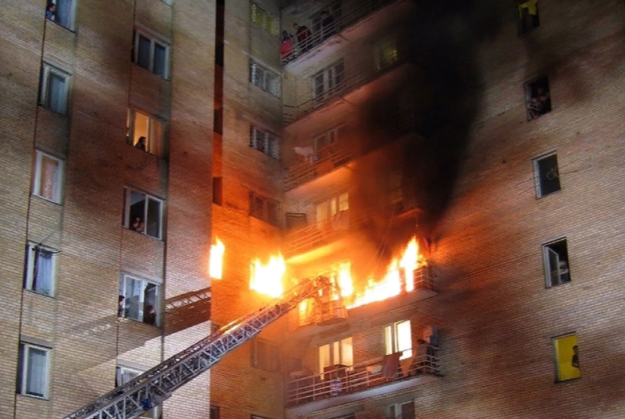 Крупный пожар в жилом доме в центре Ярославля