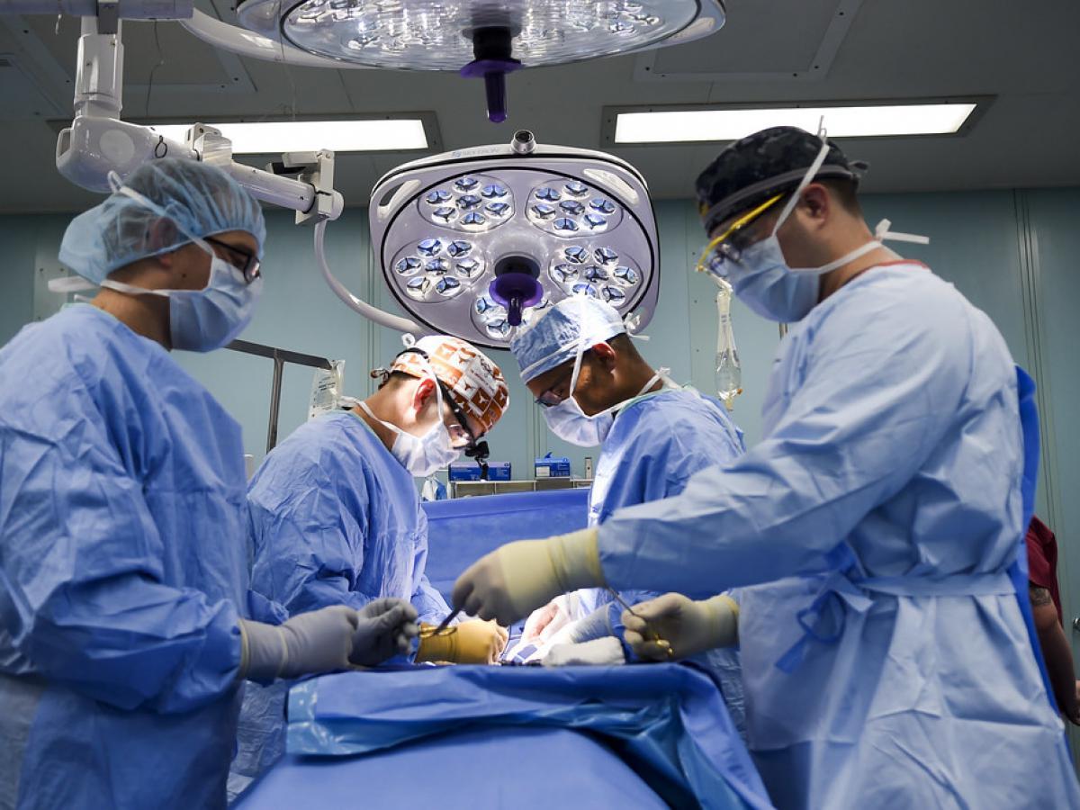 В Подмосковье хирурги удалили пациенту опухоль мозга размером с мяч