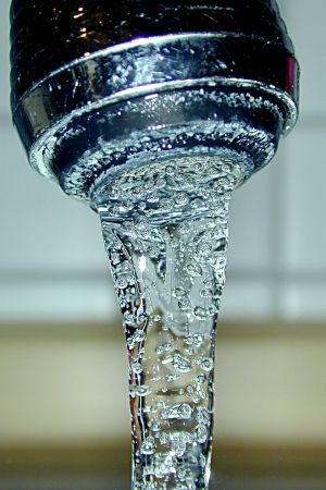 Химик обнаружил связь между употреблением дистиллированной воды и улучшением здоровья