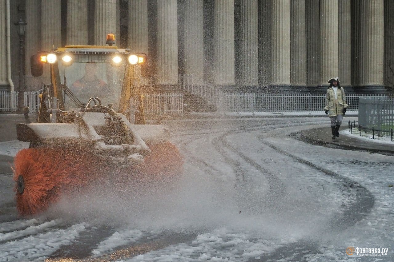Ходить по улицам из-за снега и наледи практически невозможно – петербуржцы