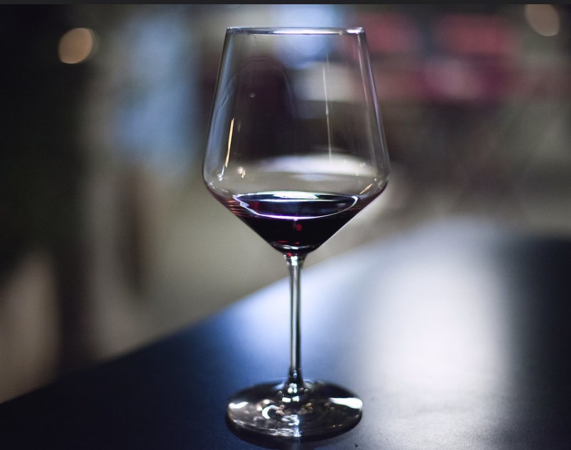 Американские ученые обнаружили связь между употреблением красного вина и риском развития рака