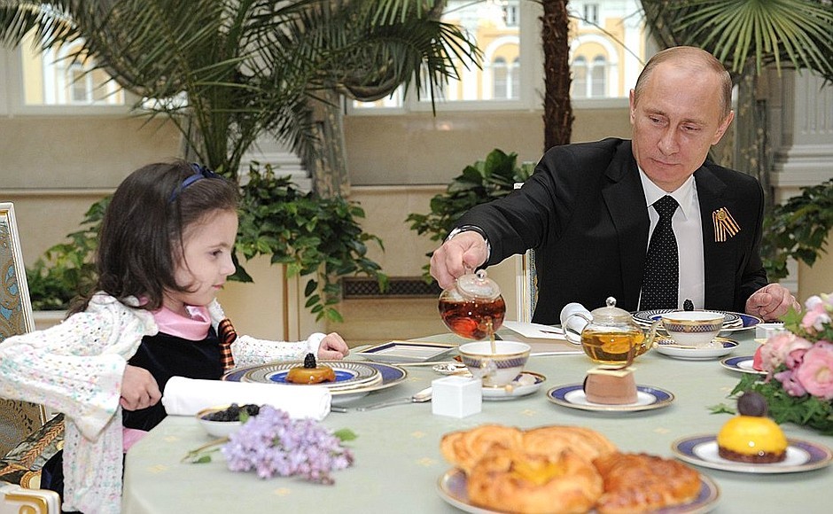 В Тульской области Президент пил чай в гостях и играл с девочкой