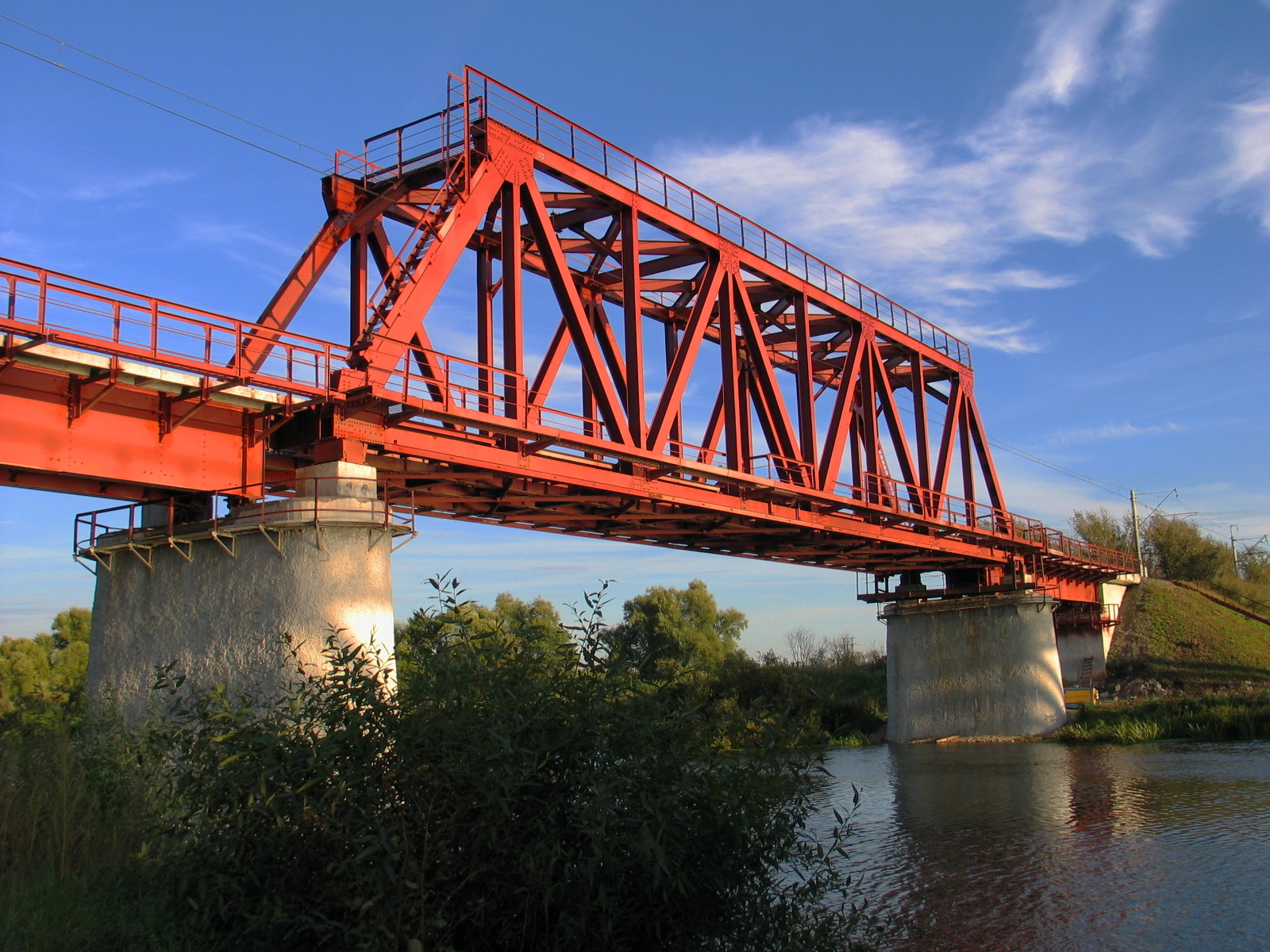 Из-за обрушения моста в Вязьме более 10 поездов дальнего следования отправили в обход
