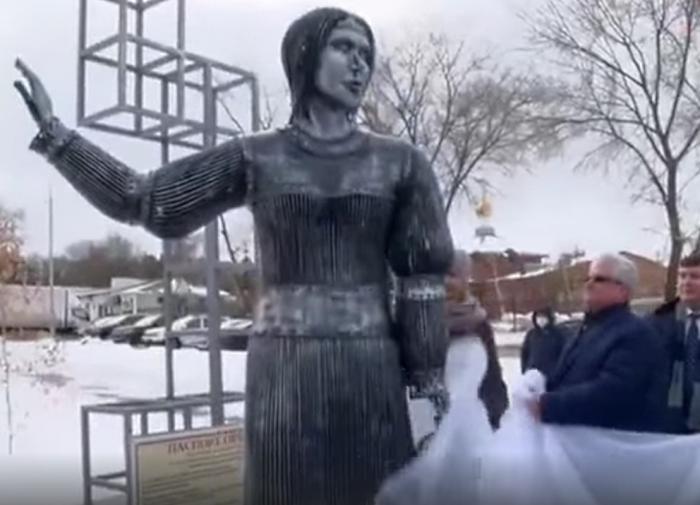 Жириновский встал на защиту памятника Алёнки